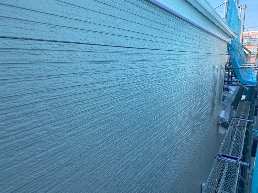 2階外壁中塗り（完了）<br />
（25‐65A、バーチグレー色）