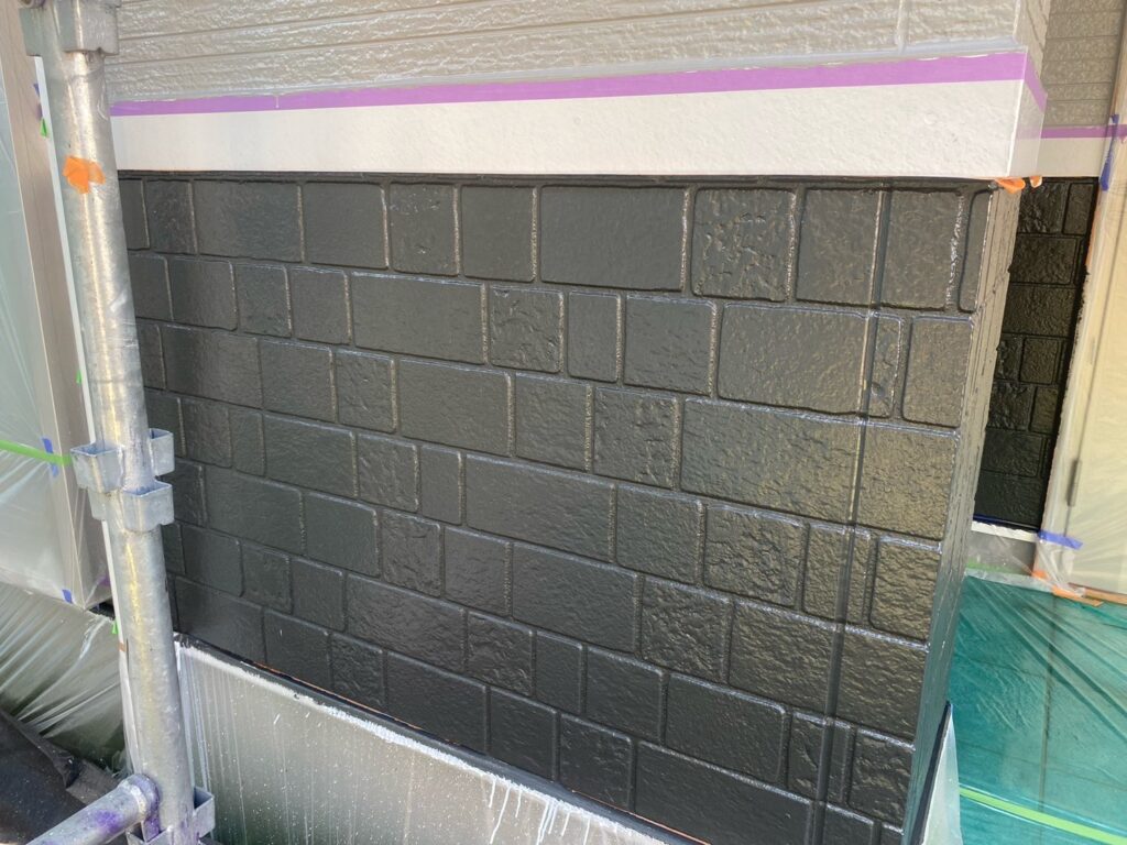 1階外壁中塗り（完了）<br />
（19-30A、ウィザードコッパー色）