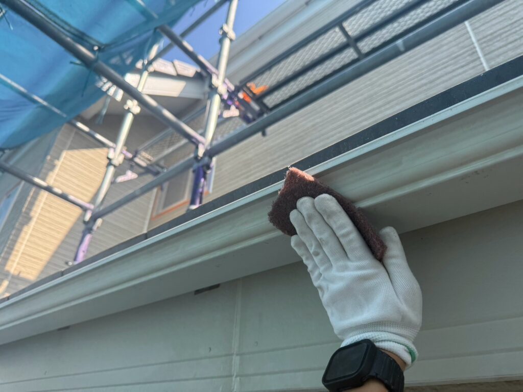 雨どいケレン<br />
（ケレンとは、塗料との密着を良くするために、専用の道具にて細かい傷をつける下地調整です。）