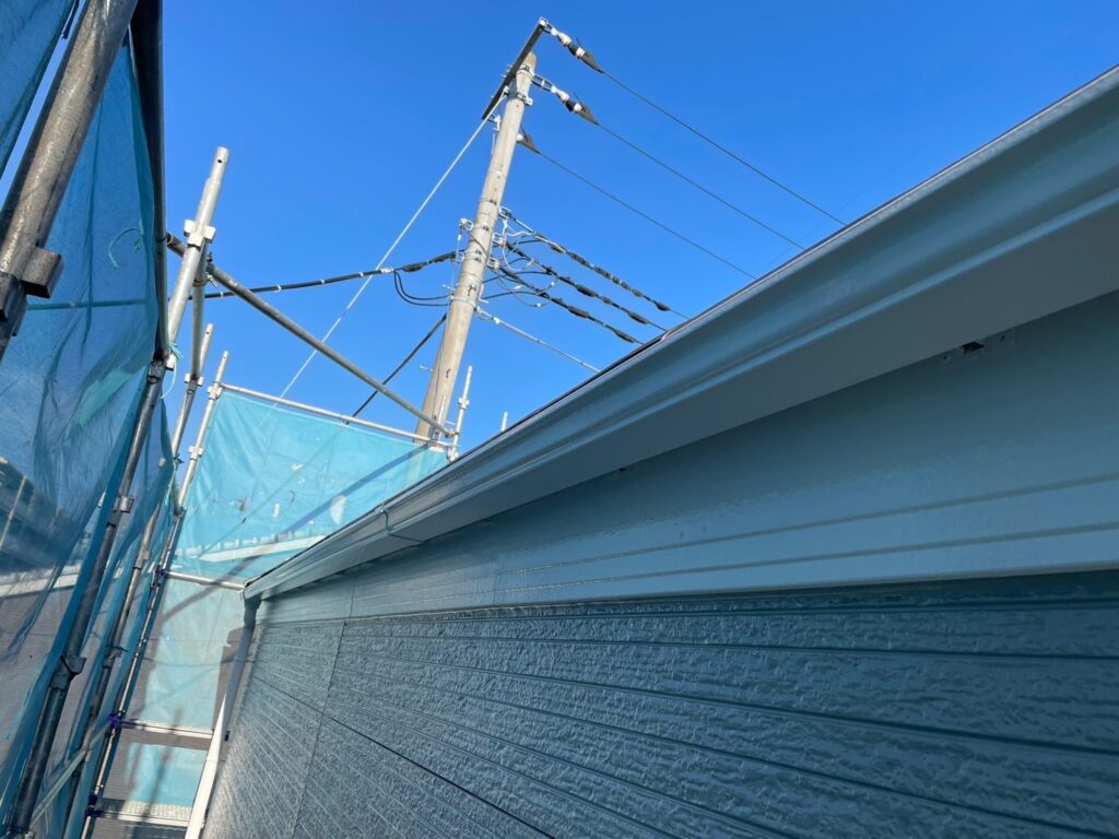 雨どい上塗り<br />
（計2回塗り、完了）