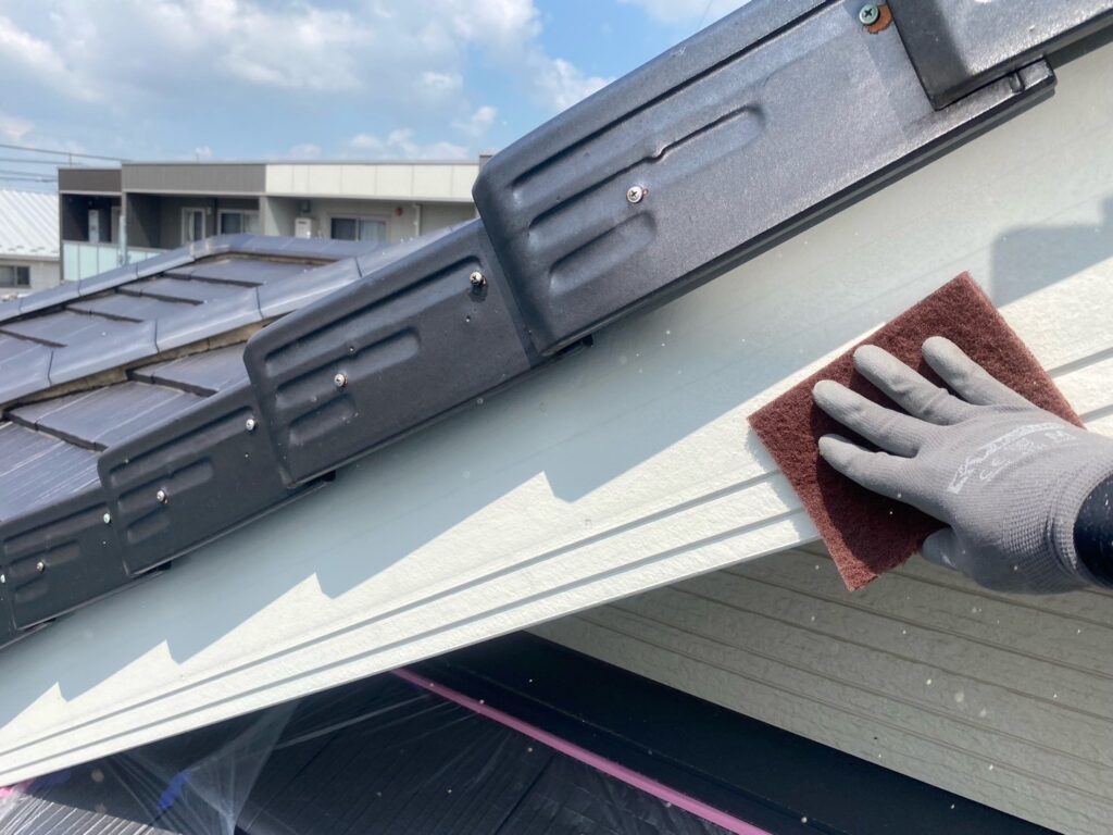 破風板ケレン<br />
（ケレンとは、塗料との密着を良くするために、専用の道具にて細かい傷をつける下地調整です。）