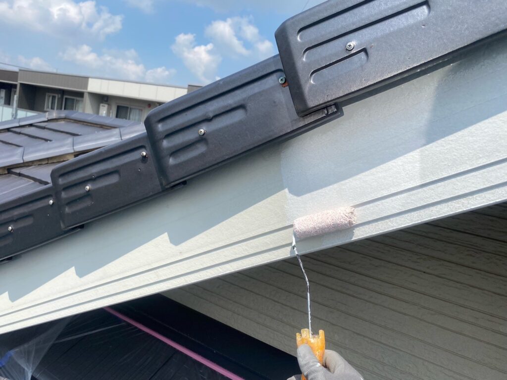 破風板下塗り<br />
（弊社では、痛みやすい個所は専用の強化シーラー塗布し、少しでも長持ちする仕様で施工をしています。）