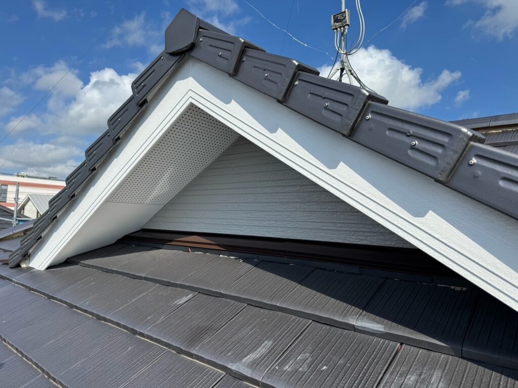 破風板上塗り<br />
（計３回塗り、完了）