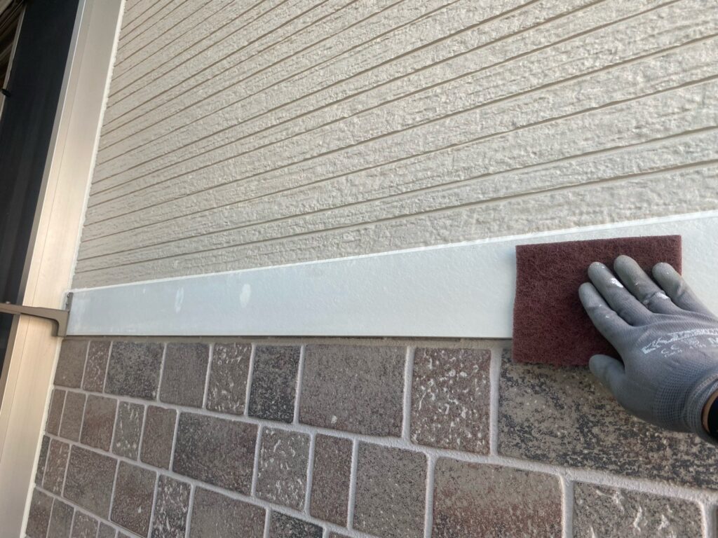 幕板ケレン<br />
（ケレンとは、塗料との密着を良くするために、専用の道具にて細かい傷をつける下地調整です。）