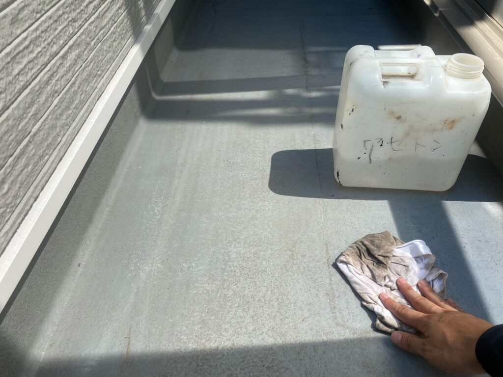 ベランダ（FRP）：アセトン拭き<br />
（油分を取るためにアセトン拭きを行いました。とても重要な工程です。）