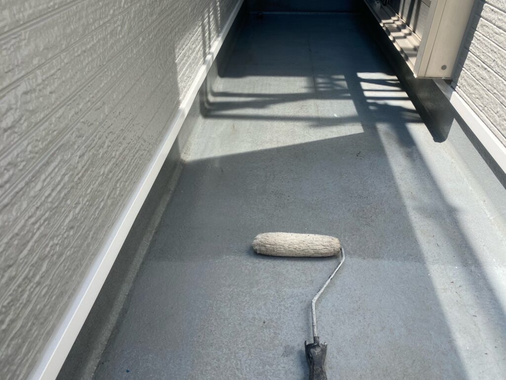 ベランダ（FRP）：プライマー塗布<br />
※接着材です。