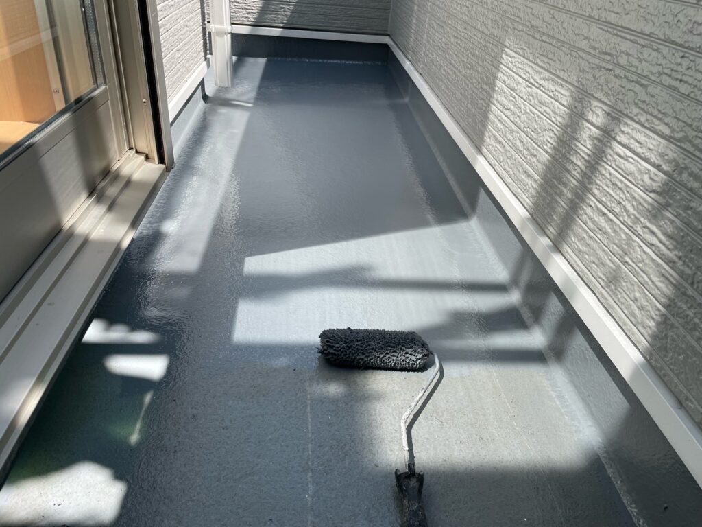 ベランダ（FRP）：トップコート1回目