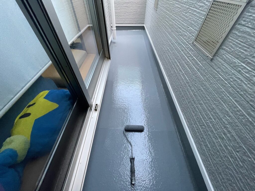 ベランダ（FRP）：トップコート２回目<br />
※完了