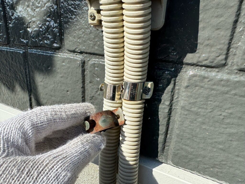 配線バンド・ビス交換<br />
（弊社では、サービスでサビたビスや配線バンドの交換を行っております。）