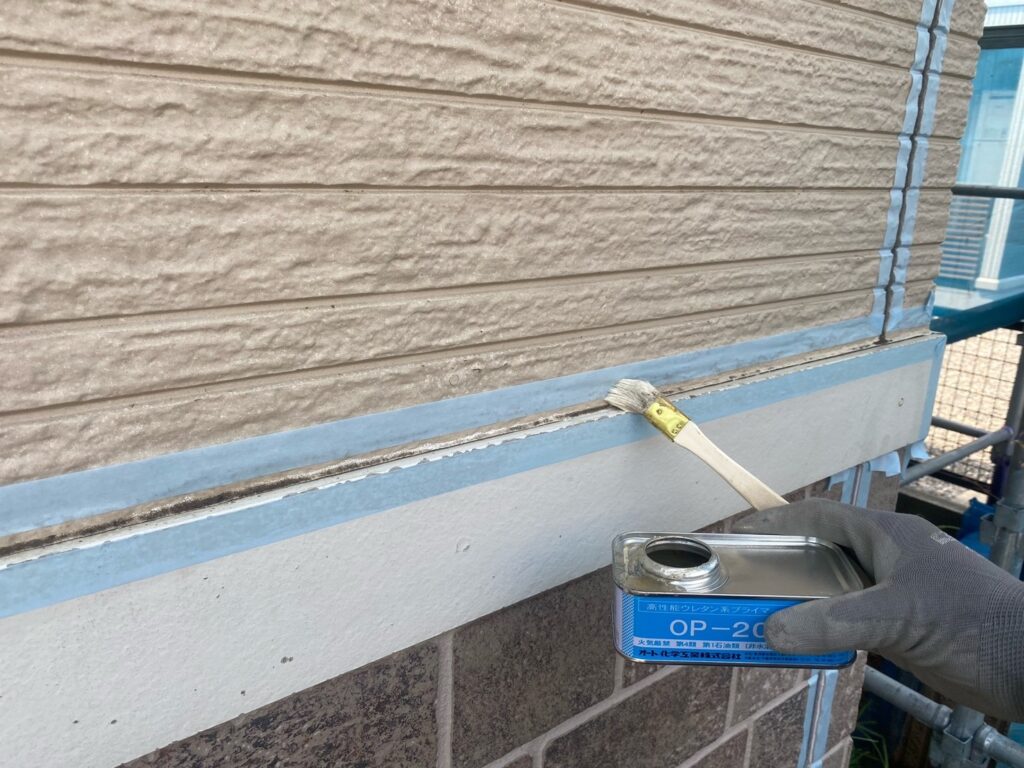 幕板上端：プライマー塗布<br />
（外壁とコーキングを密着させる為の接着剤です。とても重要な工程です。）