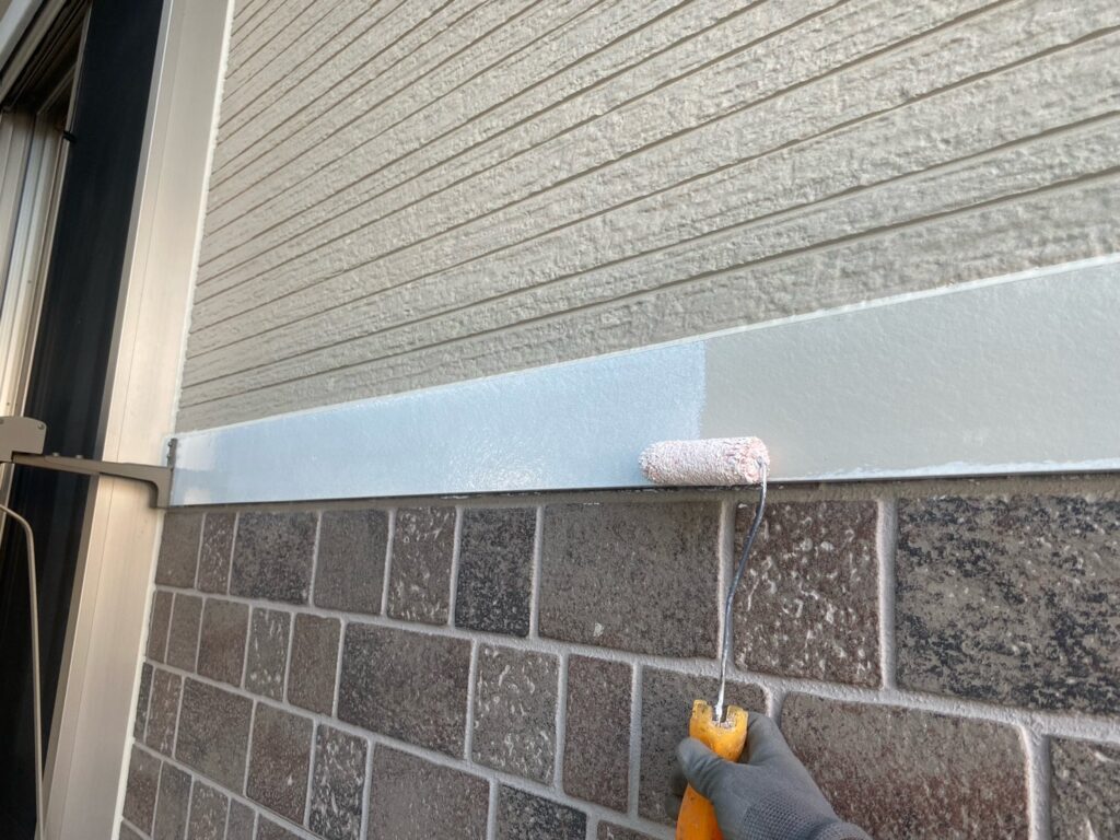 幕板下塗り<br />
（弊社では、痛みやすい個所は専用の強化シーラー塗布し、少しでも長持ちする仕様で施工をしています。）