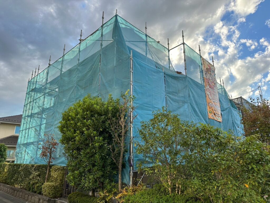 足場組立<br />
塗料が飛散しないようにメッシュシートもしっかりと貼りました。