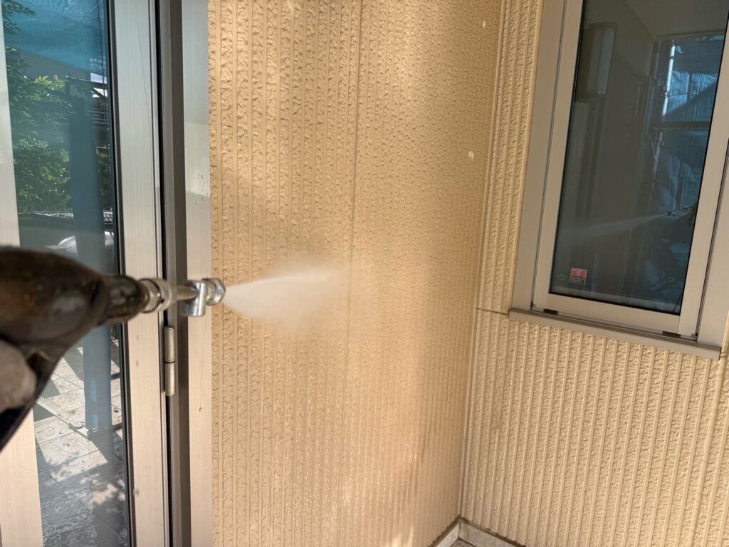 外壁：高圧洗浄<br />
コケやカビをしっかり落としました。