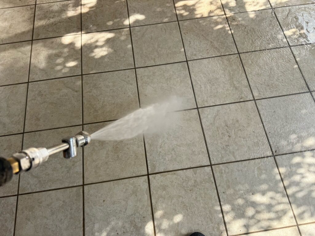 玄関タイル：高圧洗浄<br />
