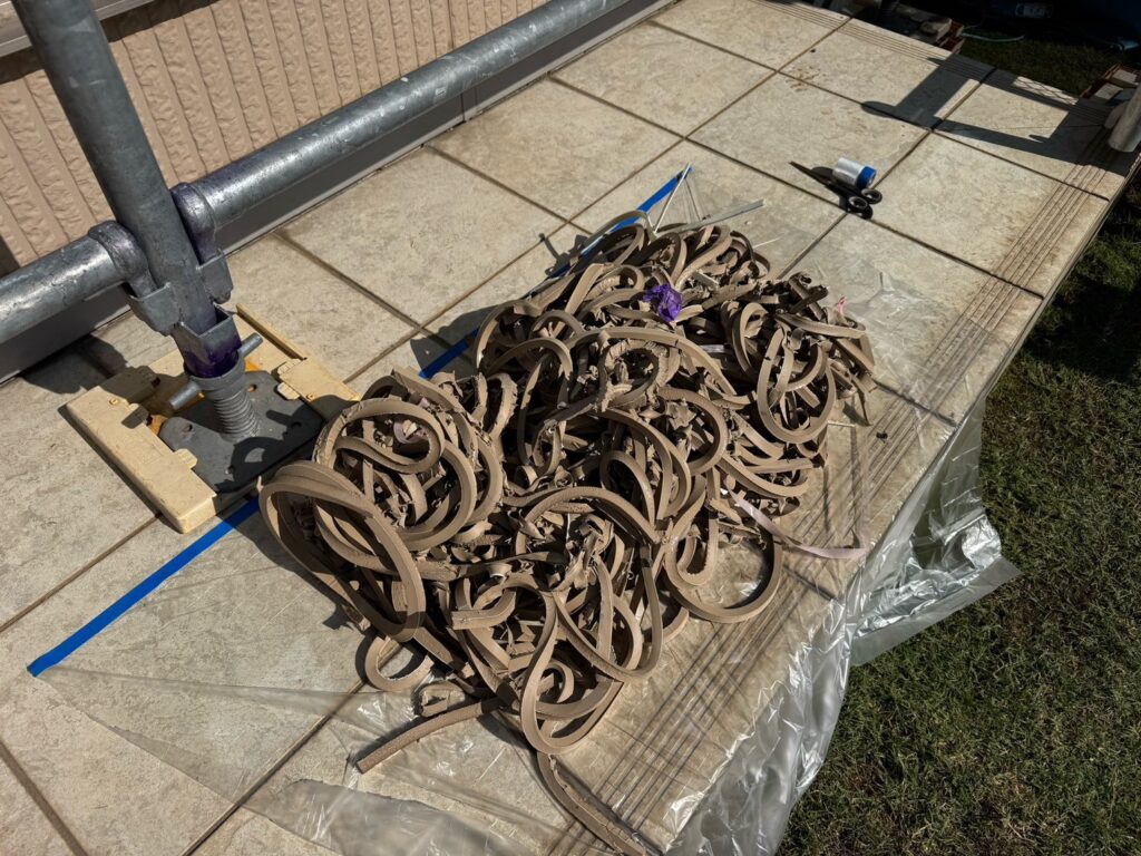 既存のコーキング撤去<br />
（20年前のダイワハウスの外壁は目地が多いいです）