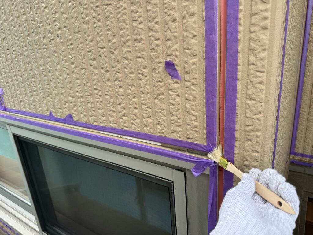 サッシ廻りコーキングプライマー塗布<br />
（外壁とコーキングを密着させる為の接着剤です。とても重要な工程です。）