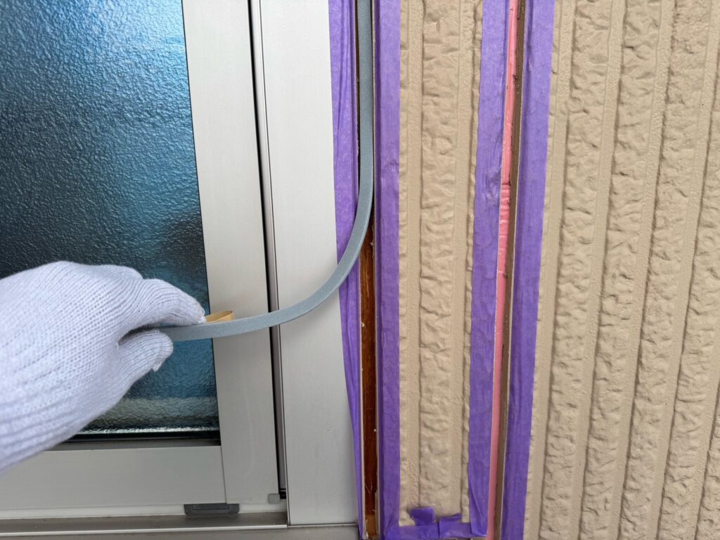 バックアップ材取り付け<br />
（既存のコーキングを撤去した時に中にあるバックアップ材が取れてきてしまうことがあります。その際は写真のようにバックアップ材を取り付けいたします。重要な工程です。）