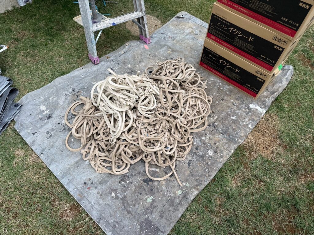 既存のコーキング撤去後<br />
（20年前のダイワハウスの外壁は目地が多いいです）