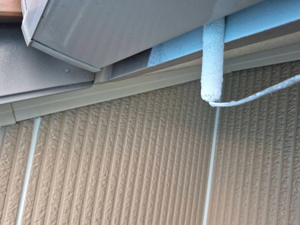 鼻隠し下塗り<br />
（塩ビ鋼板という特殊な素材の為、専用の下塗りを塗りました。剝がれやべたつき防止なります。）<br />
※前回は奥のほうまで塗装はされていませんでした。