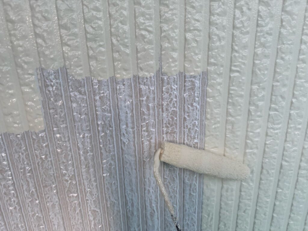 薄い色：外壁中塗り<br />
（色：22‐90D、ライトクリーム色）<br />
