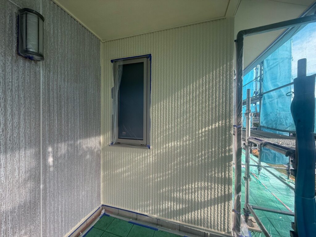 薄い色：外壁中塗り（完了）<br />
（色：22‐90D、ライトクリーム色）<br />
