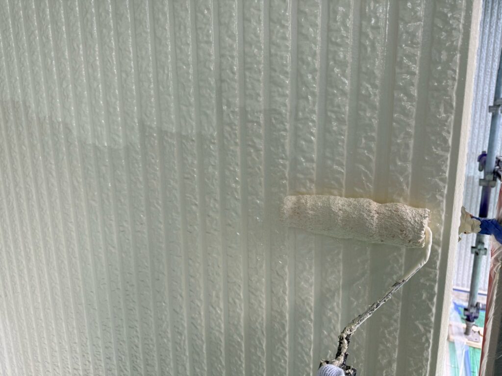 薄い色：外壁上塗り<br />
（色：22‐90D、ライトクリーム色）<br />
