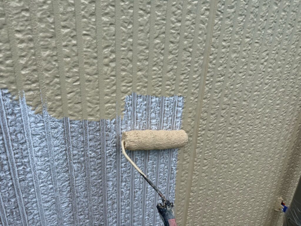 濃い色：外壁中塗り<br />
（色：22‐75F、ライトラテ色）<br />
