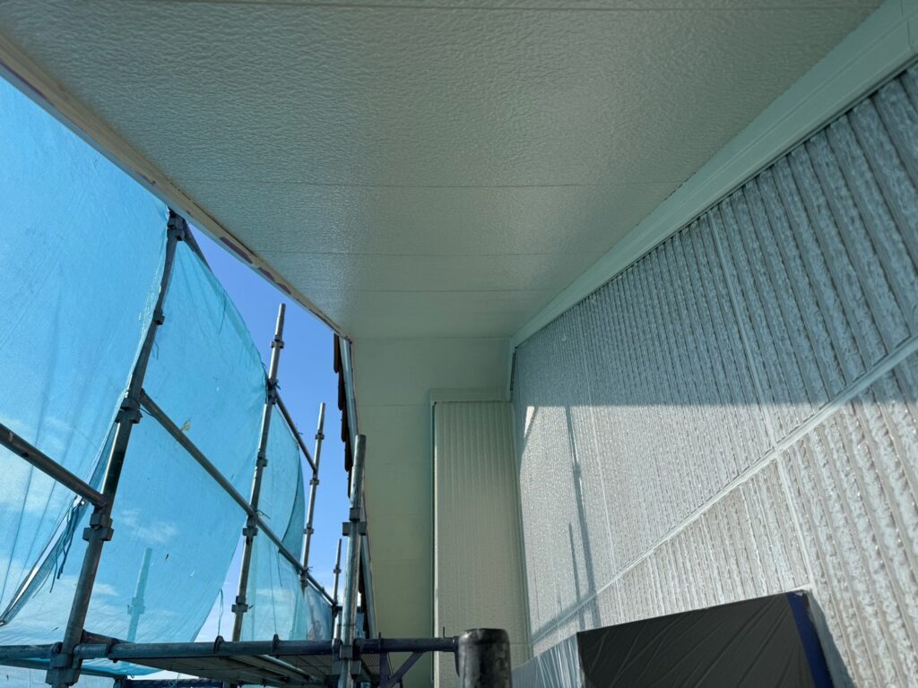 軒天上塗り<br />
（計2回塗り、完了）