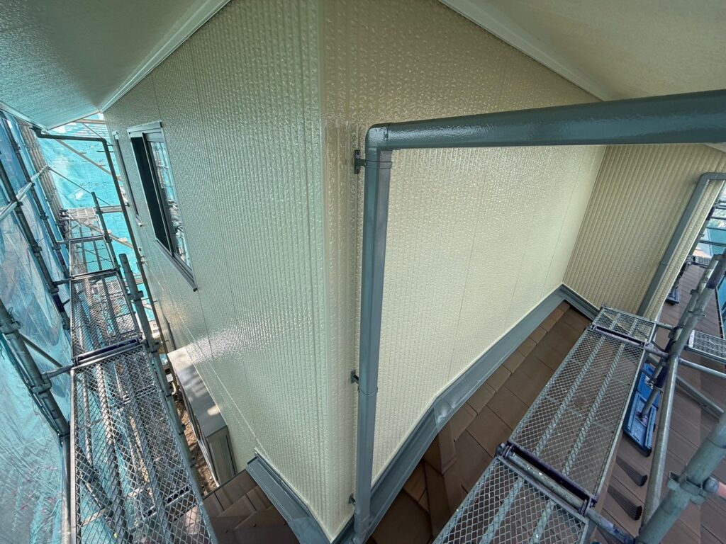 濃い色：外壁上塗り<br />
（色：22‐75F、ライトラテ色）<br />
