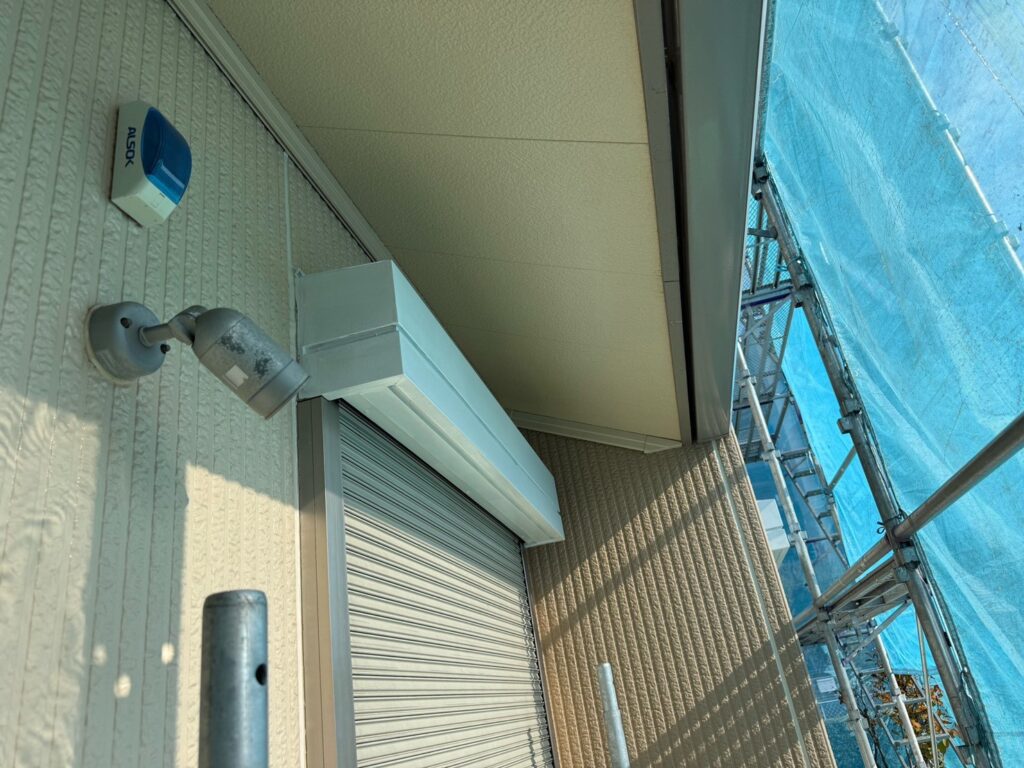 シャッターBOX下塗り<br />
（塩ビ鋼板という特殊な素材の為、専用の下塗りを塗りました。剝がれやべたつき防止なります。）<br />
