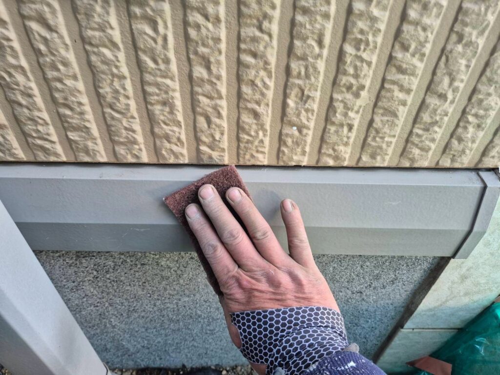 水切りケレン<br />
（専用の道具で傷をつけて塗料の密着をよくする為の下地調整です。）