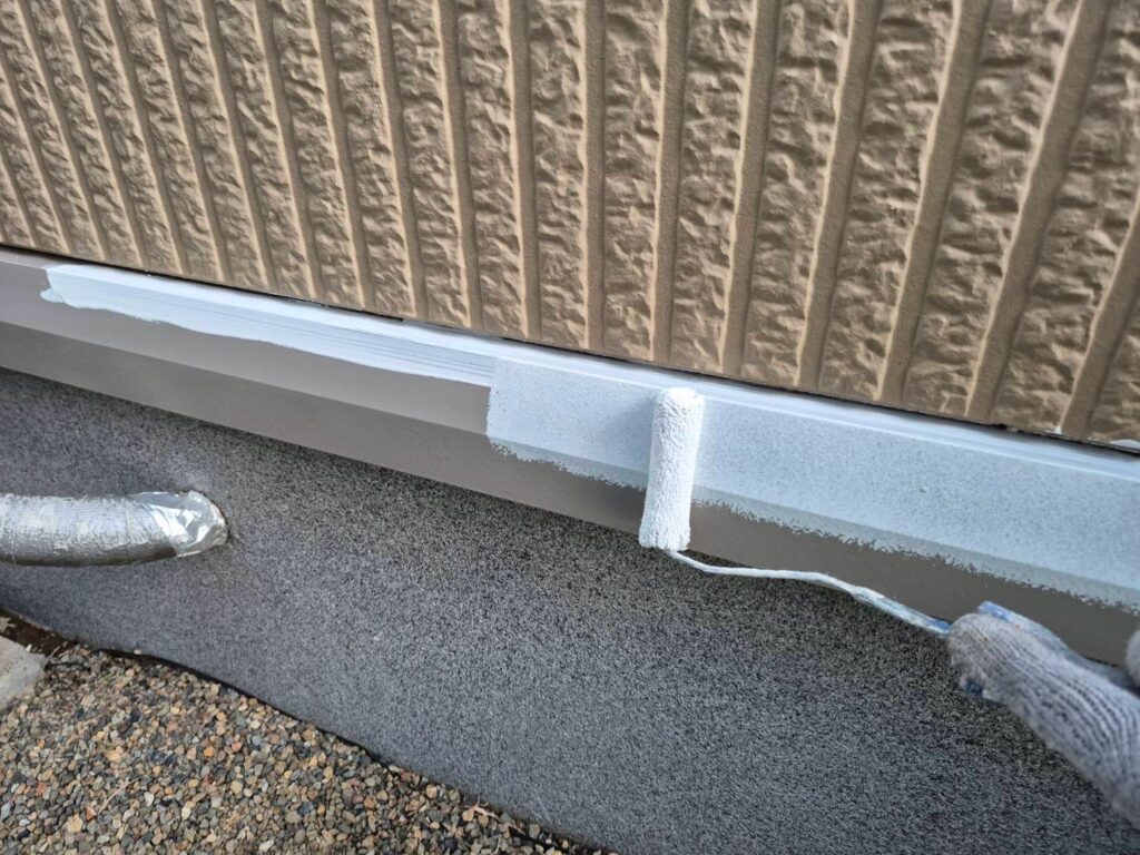 水切り下塗り<br />
（アルミ製の為、専用の下塗りを塗りました。剝がれ防止の為です。）