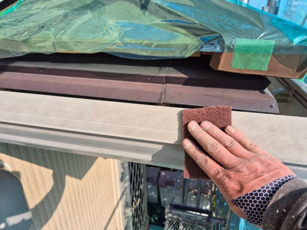 雨樋・鼻隠しケレン<br />
（専用の道具で傷をつけて塗料の密着をよくする為の下地調整です。）