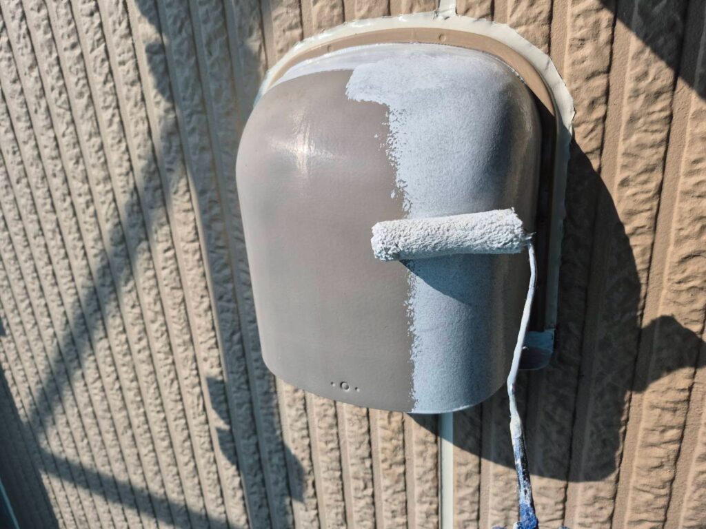 換気フード下塗り<br />
（アルミ製の為、専用の下塗りを塗りました。剝がれ防止の為です。）