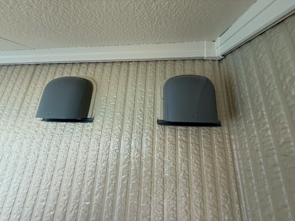 換気フード上塗り<br />
（計3回塗り、完了）