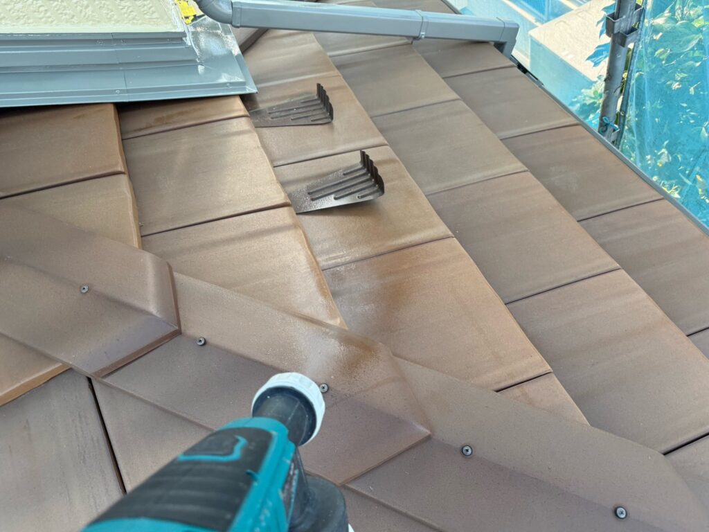 『最終仕上げ』<br />
光触媒トップコーティング（今回は北面のみ）<br />
耐候性と美観性を底上げしてくれるコーティングです。）