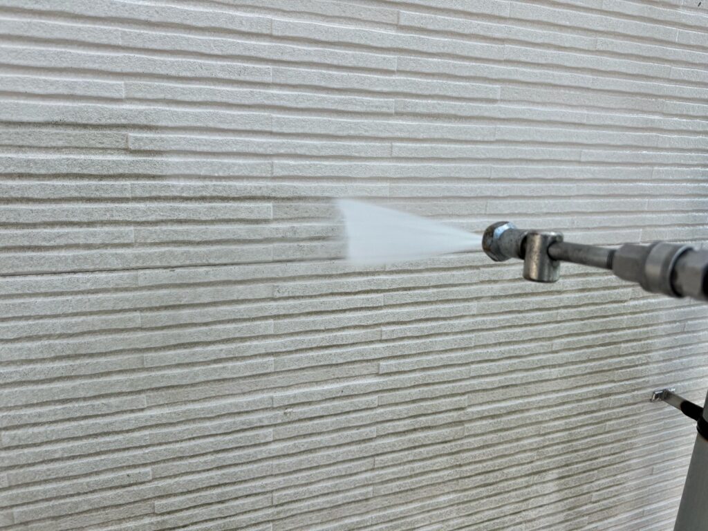 外壁：高圧洗浄<br />
（表面の汚れをしっかりと落としました。）