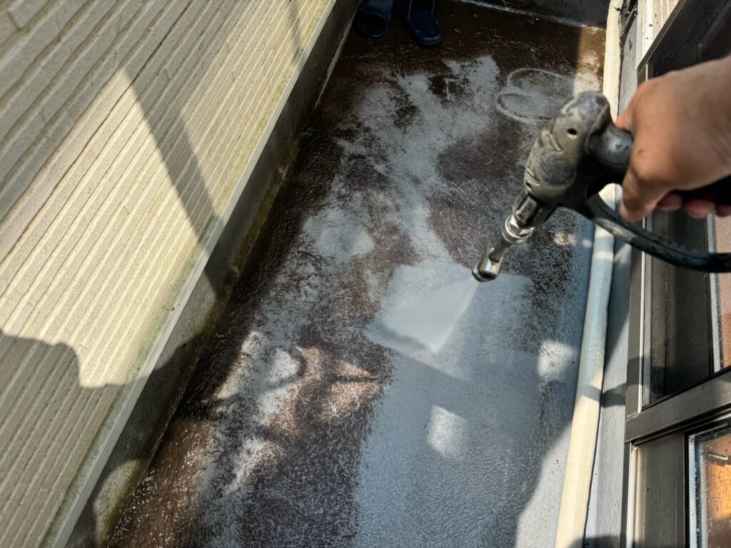 外壁：高圧洗浄<br />
（表面の汚れをしっかりと落としました。）