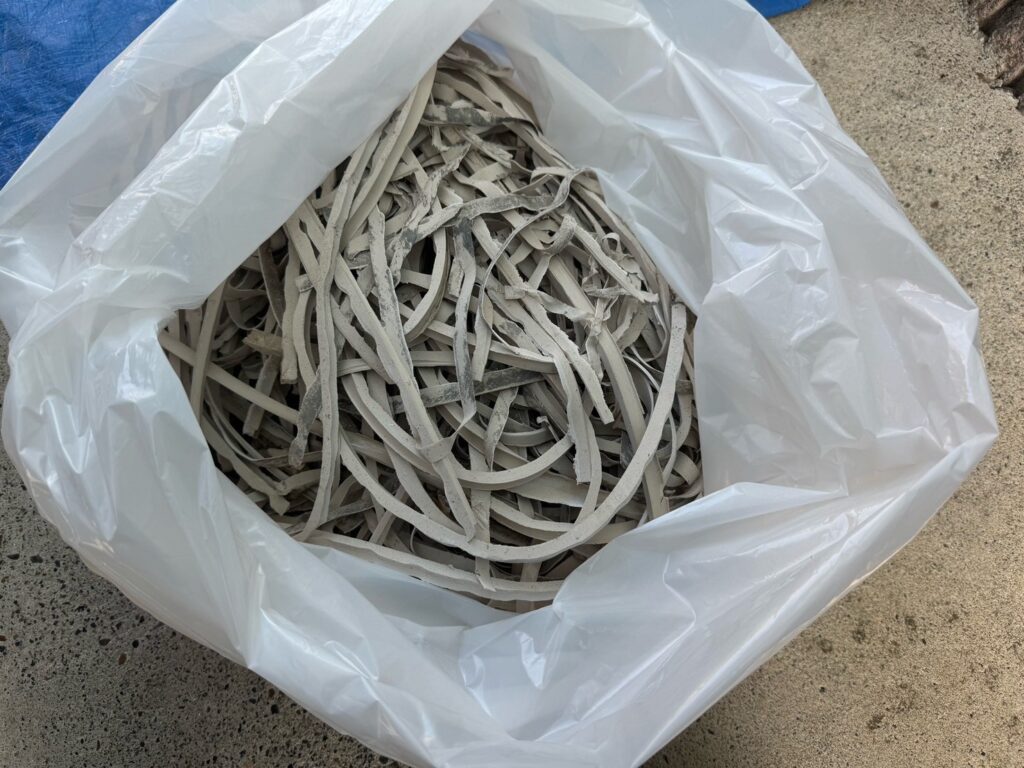 既存のコーキング撤去後<br />
