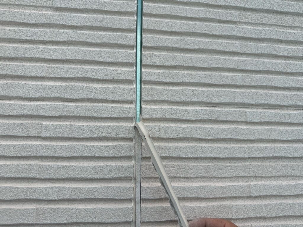 既存のコーキング撤去<br />
（薄皮と言われる、細かいところまでしっかりと撤去しました。これを取らないとコーキングの密着性が悪くなってしまいます。）