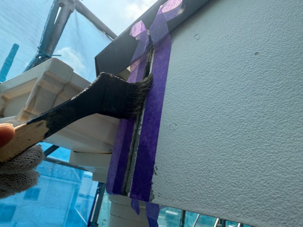 コーキング：プライマー塗布<br />
（外壁とコーキングを密着させる為の接着剤です。とても重要な工程です。）