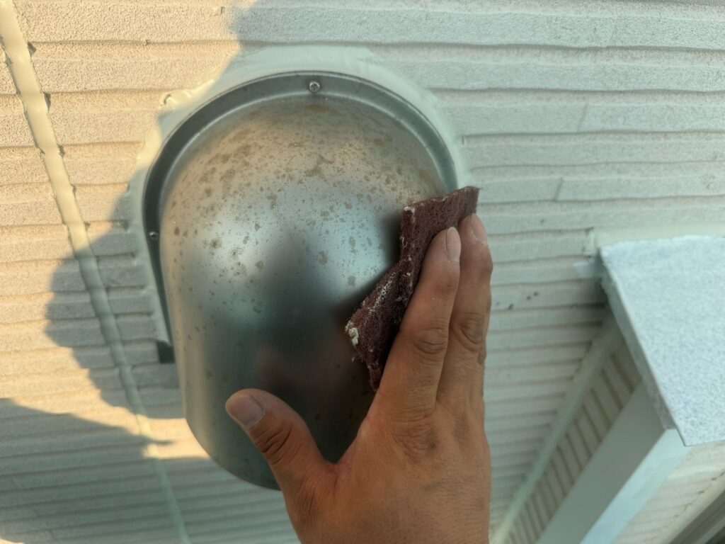 換気フードケレン<br />
（ケレンとは、塗料との密着を良くするために、専用の道具にて細かい傷をつける下地調整です。）