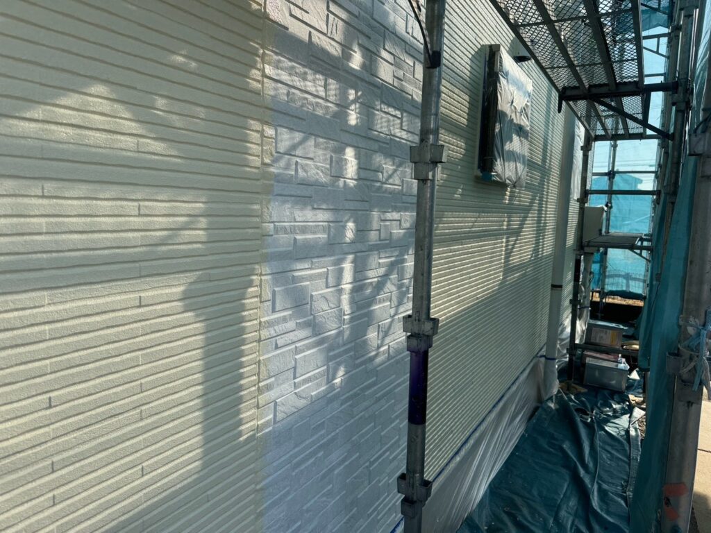 既存白部：外壁中塗り（完了）<br />
（22‐90D、ライトクリーム色）