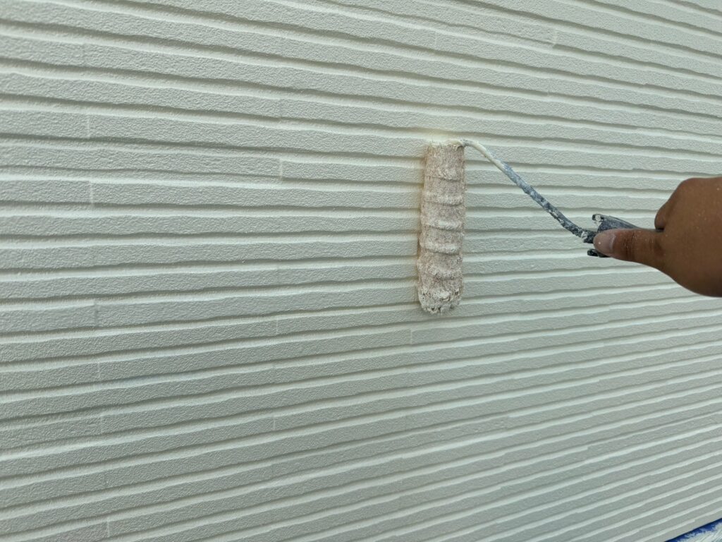 既存白部：外壁上塗り<br />
（22‐90D、ライトクリーム色）