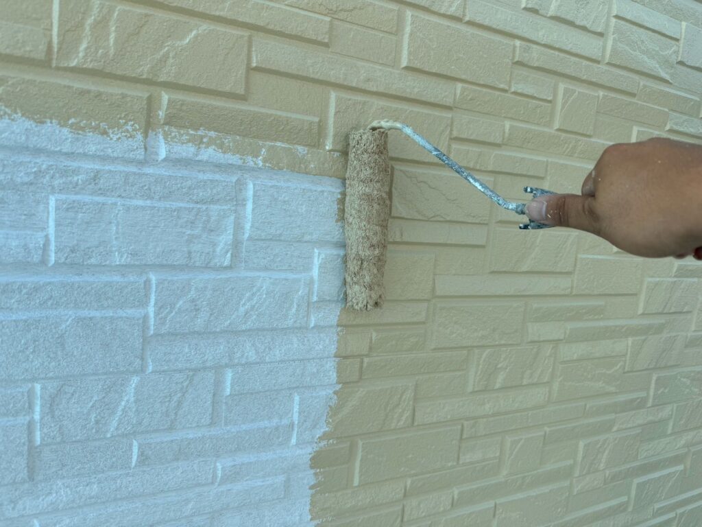 既存レンガ部：外壁中塗り<br />
（22‐75F、ライトラテ色）