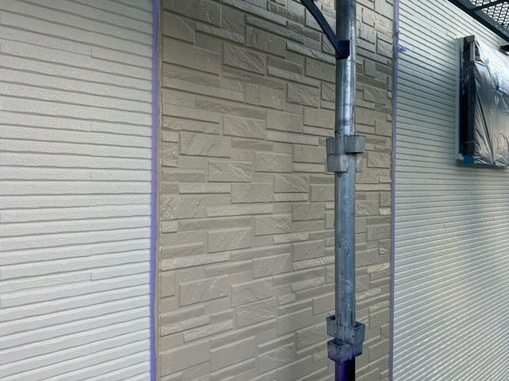 既存レンガ部：外壁中塗り（完了）<br />
（22‐75F、ライトラテ色）