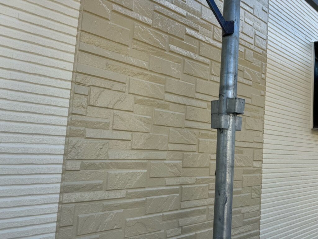 既存レンガ部：外壁上塗り（完了）<br />
（22‐75F、ライトラテ色）