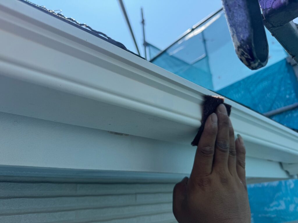 雨どいケレン<br />
（ケレンとは、塗料との密着を良くするために、専用の道具にて細かい傷をつける下地調整です。）