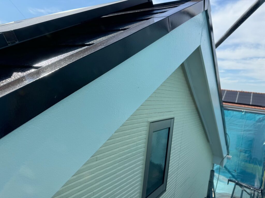 破風板上塗り<br />
（計３回塗り、完了）