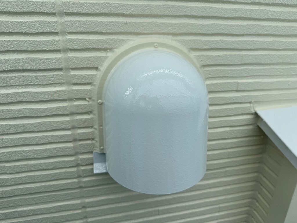 換気フード上塗り<br />
（計３回塗り、完了）